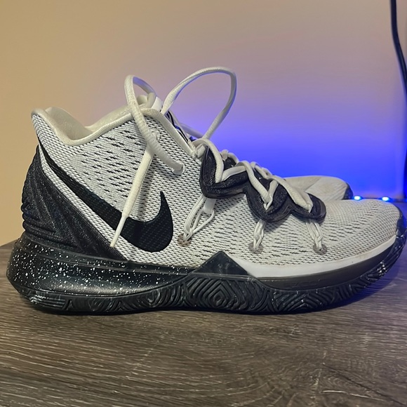 Nike Kyrie 5 White/Black •USED• - Picture 1 of 9